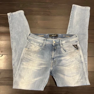 Replay anbass hyperflex - Feta ljusa replays i storkeken 31/34 som är i fint skick med lätta slitningar. Skriv om du har någon fråga😁