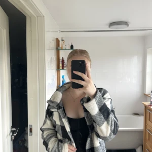 Svartvit koftjacka - Säljer en svartvit koftjacka från Shein i storlek S. Använd men är i bra skick 🩷 går att få fler bilder 