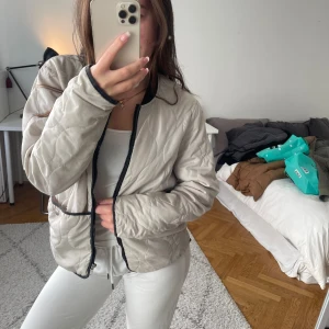 Jacka - Jacka från Vero Moda Storlek: M- skulle säga att den är mer en S Någon fläck finns på armen, samt ett hål i armhålan inuti jackan, annars väldigt fin jacka! 