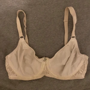 Bh-ar  - Alla för 80 - en för 30 Bild 1: vit, Bild 2: vit topp/bh, 70AA Bild 3: Calvin Klein, ok skick, S