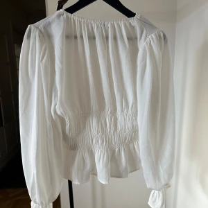 Blus - Söt blus från NA-KD. Kommer tyvärr inte till användning 🌸