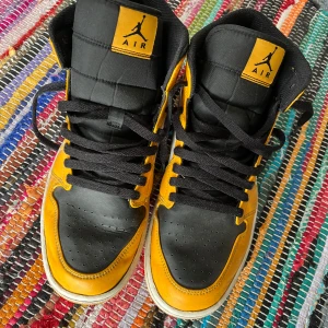 Jordan 1 gul - Storlek 45, är i använt skick. 