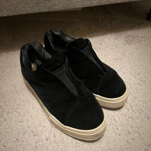 Svarta Eytys  - Super snygga svarta Eytys har dock skada där bak men funkar utmärkt. Nypris 2000kr. 💕