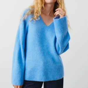 Blå sweatshirt Ginatricot  - Säljer denna supersnygga tröjan från Ginatricot som är endast använd 1 gång! 