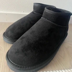 lager 157 uggs  - Helt ny skick, ej använda, har bara glömt lämna tillbaka  storlek: 40/41