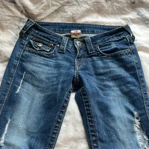 Säljer mina favorit jeans från true religion då dom är lite långa för mig, en liten slits där nere har jätte fina detaljer (sälj inte längre)💕