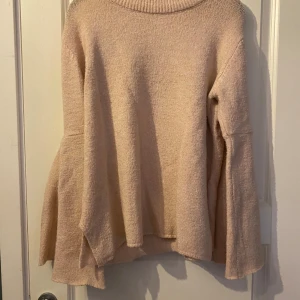 Stickad tröja med utsvängda armar  - Jätte fin tröja med utsvängda armar, nyskick stl M pris kan diskuteras 