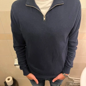 Marinblå Jack & Jones - Säljer min marinblå Jack & Jones halv zip i storlek S. Den är i mycket bra skick och har inga defekter. Hör av er vid frågor.