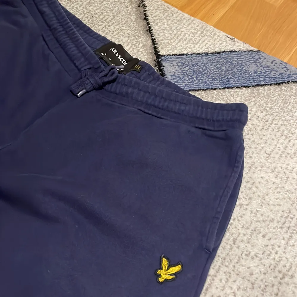 Säljer ett par mörkblå mjukisbyxor från Lyle & Scott. De är superbekväma med elastisk midja och snörning för perfekt passform. Knappt använda då jag använder andra kläder så säljer de. Storlek L men passar också M. Jeans & Byxor.