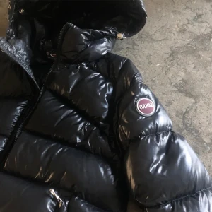 Colmar jacka - Snygg vinterjacka som jag funderar att sälja hör av er vid intresse. Står ingen storlek i men motsvarar S och jag på bilden är 1,68 och den passar