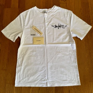 Axel arigato chp t shirt - En vit Arigato t shirt, mycket lite använd köpt på Axel Arigato i Köpenhamn för 700 kr, kvitto finns, storlek M