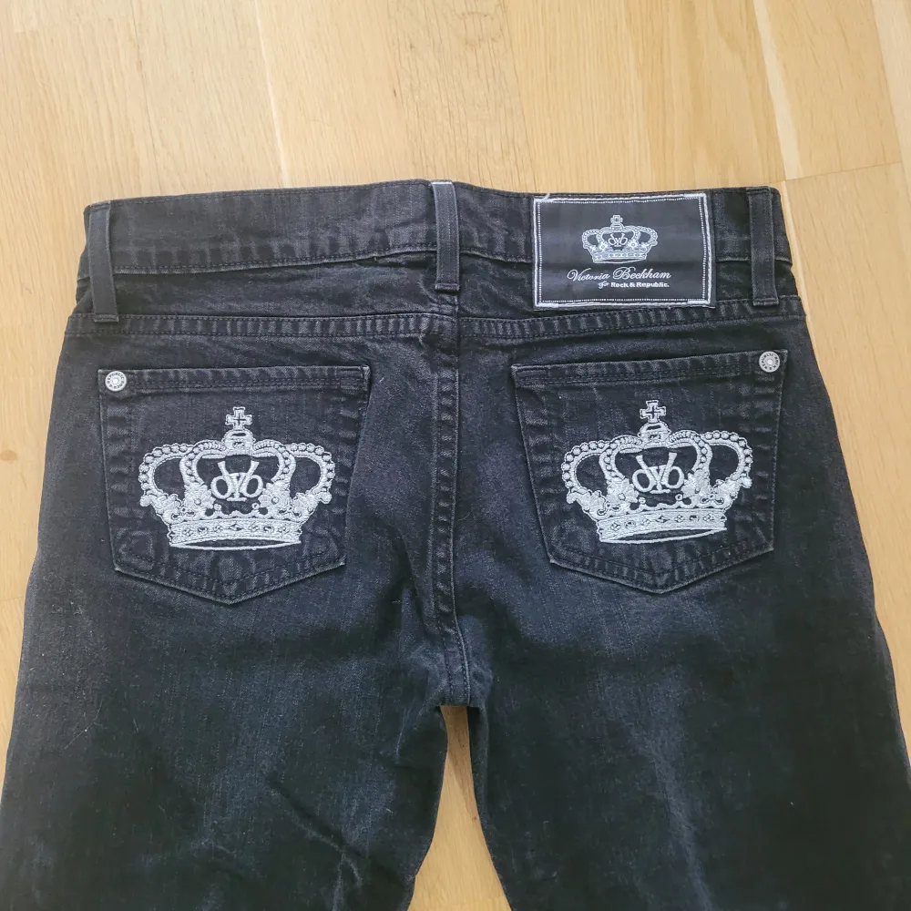 Sååå snygga lågmidjade Victoria Beckham jeans. De är straight/bootcut i storlek 25. Nyskick. Midja: ca. 78 cm. Innerbenslängd: ca. 83 cm. Hör gärna av dig om du har några funderingar! Tryck gärna på köp nu❤❤❤. Jeans & Byxor.