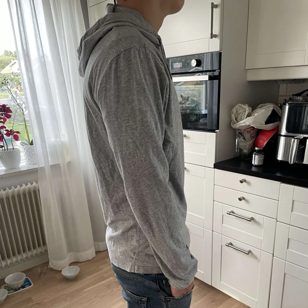 Sjukt fet och stilren raffe hoodie! storlek M skulle säga att den sitter lite mer som S. nypris: 1195kr ,skick 9/10 (han på bilden är 176cm lång och väger 63kg). Hoodies.