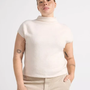 Stickad tröja - Säljer den trendiga stickade tröjan från Lindex, endast använd 2/3 ggr och är i nyskick, lite nopprig då den blir det med tiden men inget som syns💞 slut i storleken S!! Nypris 300kr lite stretchig i materialet så funkar som M också