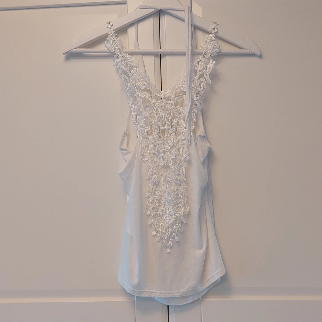 Vit topp med spetsdetaljer - 92