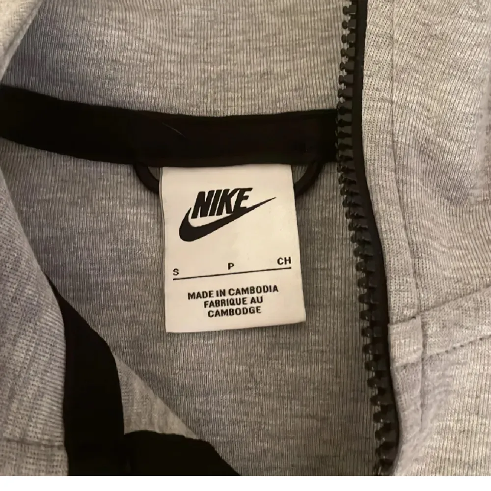 Grå Nike tech. Mycket bra skick🩶🩶 ny pris 1200kr. Hoodies.