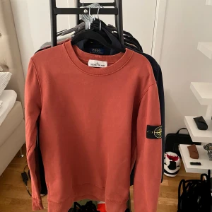 Stone island tröja - Stone island tröja i väldigt bra skick. Knappast använd. Retail: 3099kr 