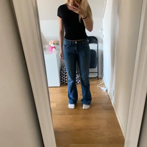 Jeans - Midwaist jeans från Gina Tricot Jättefina men tyvärr för stora för mig OBS finns ett pyttelitet hål på baksidan men syns inte igenom
