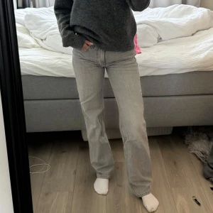 Gråa jeans - Gråa lågmidjade jeans från Gina🤍