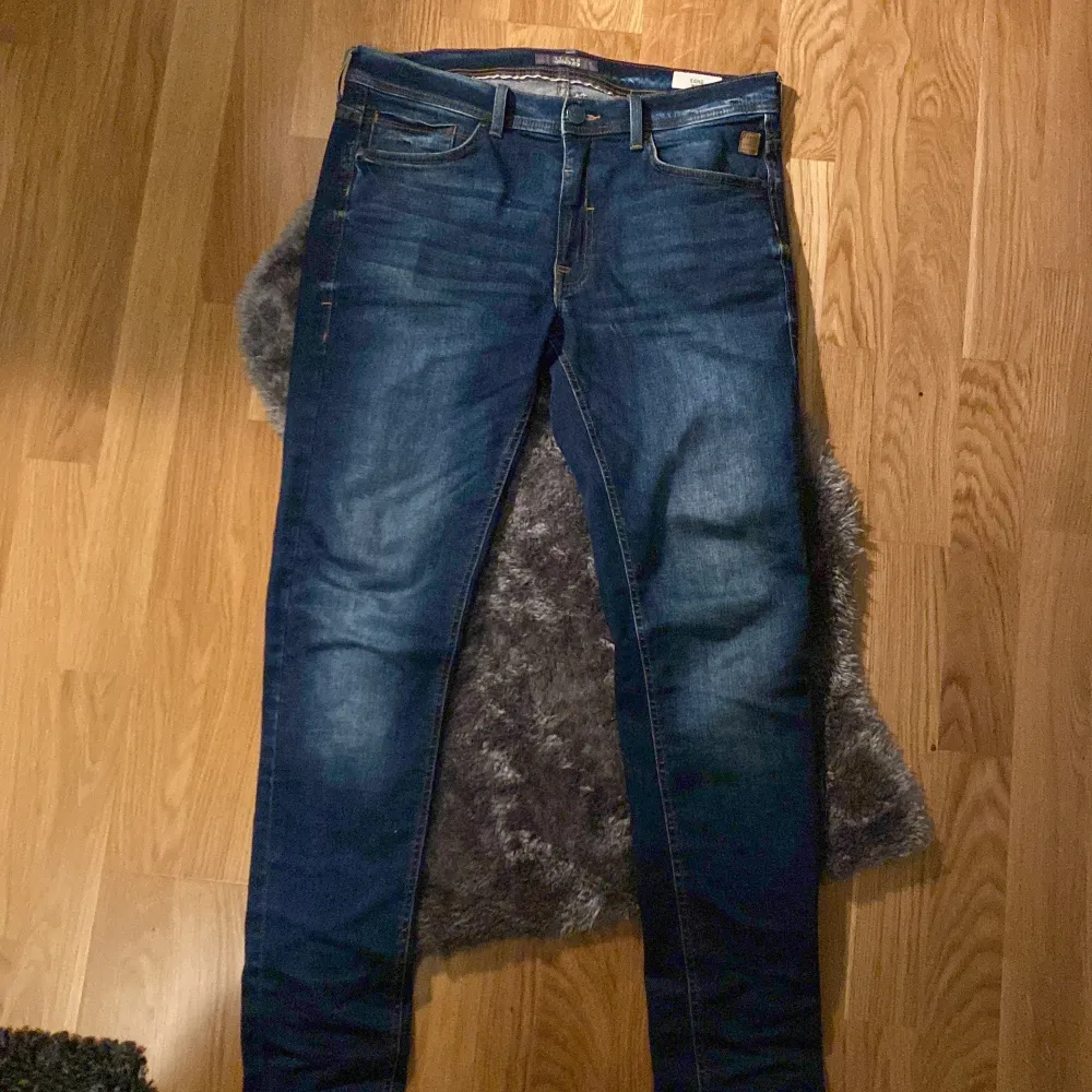 Jeans i storlek W31, L34 med en skön tvätt. Skick 9/10, inga defekter. För mer frågor eller funderingar hör gärna av dig. Mvh Viktor. Jeans & Byxor.