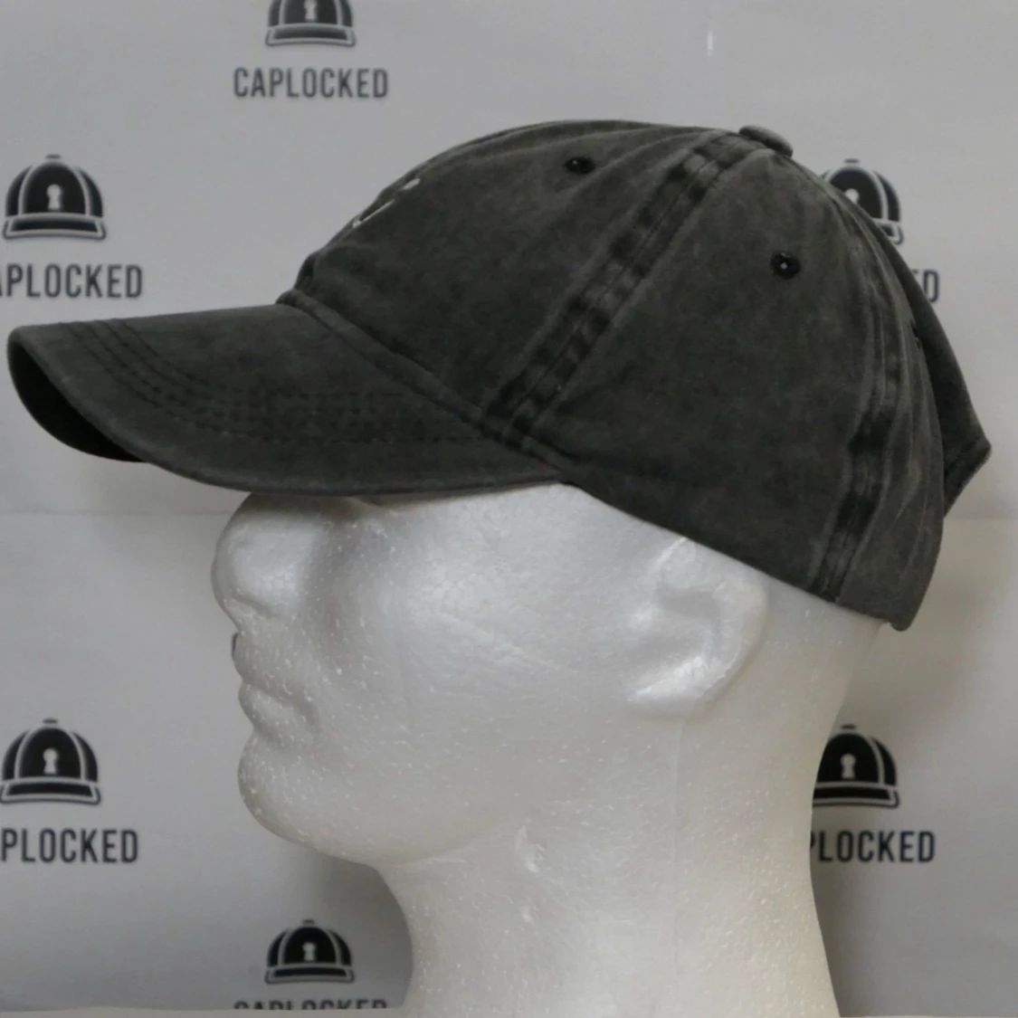 Svart keps med broderad smiley - 90