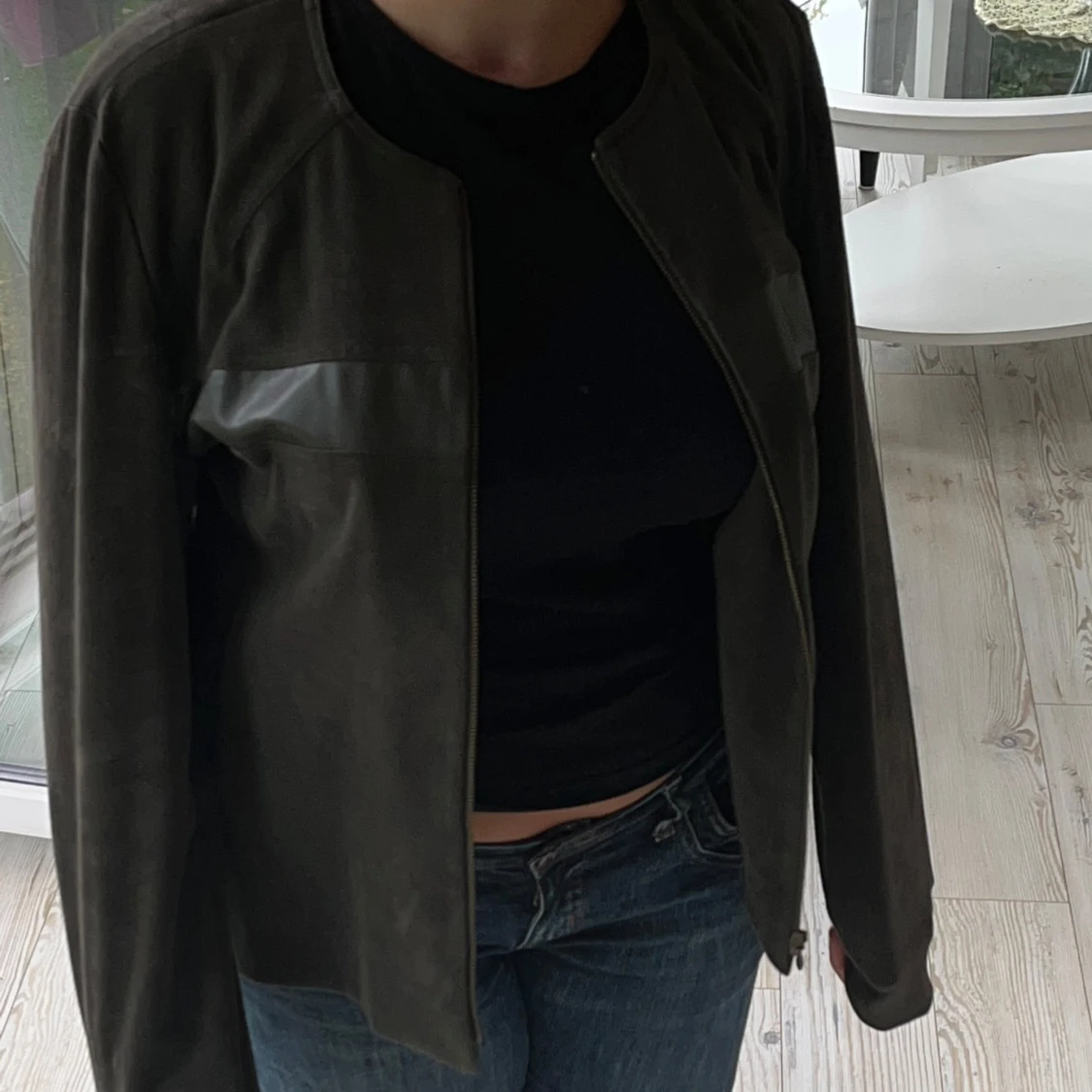 Mörkgrön jacka med dragkedja