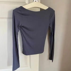 Topp med öppen rygg - Super fin blå topp med öppen rygg ifrån ginatricot, storlek xs! Aldrig använd så väldigt fint skick💙