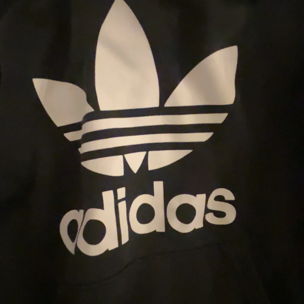 Hoddie från adidas i stl Xs med vit logga på framsidan. Hoodies.