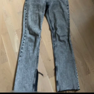 Grå zara jeans - Gråa jeans med hög midja och slitt nere vid ankeln🫶🏼