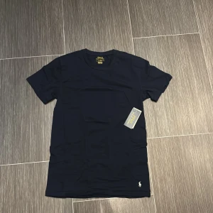 ralph lauren t-shirt  - Sprillans ny ralph lauren t-shirt i storlek M men passar S  Pris kan diskuteras så tveka inte att kontakta för mer bilder osv