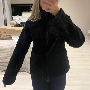 Teddy jacka  - Storlek xs. (Den tunnare fleece varianten) 