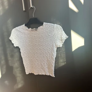 Vit topp  - Vit topp från Gina tricot, oanvänd, storlek S.