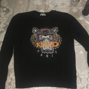 Kenzo tröja  - Kenzo tröja. Barn storlek M. Har använt den 1 gång. Det finns inga hål elr fläclar. Vill sälja den för att jag it använder den mer 