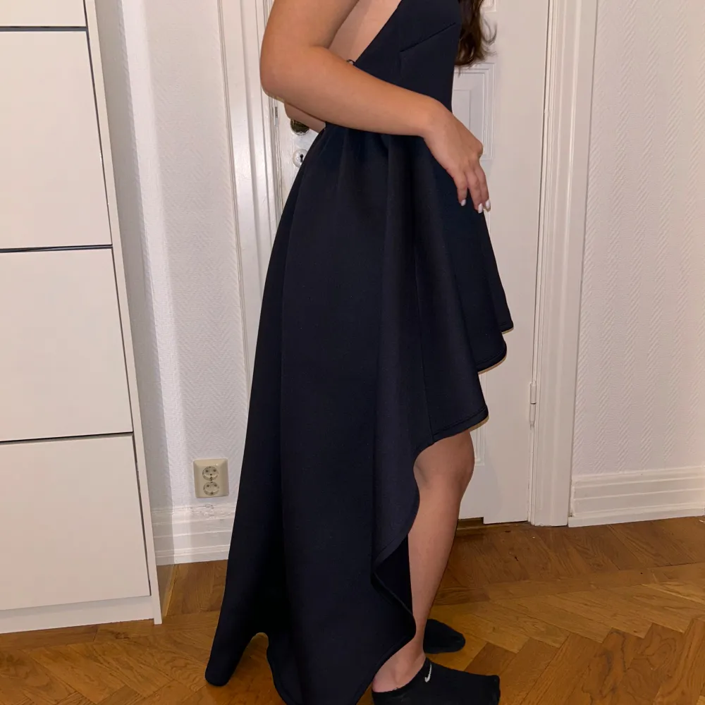 helt ny oanvänd balklänning, råkade dra av taggen så den gick inte att returera, men kan också användas till bröllop, 18års fester, dop, allt som kräver bland annat black tie kläder 🌸 Nypris 860kr. Mekot.