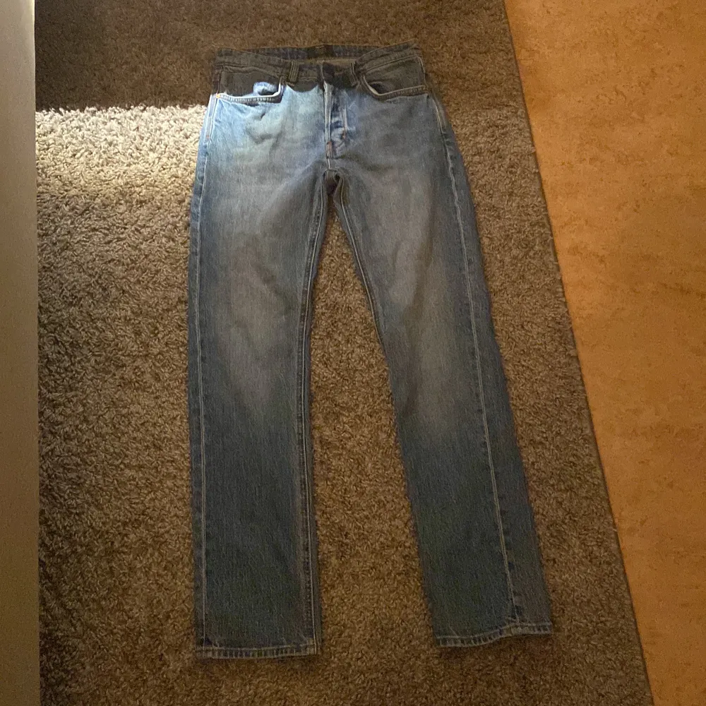 Tjena säljer ett par riktigt fina neuw Stockholm jeans som endast är testade. Passformen är slim fit. Hör av er vid funderingar priset är inte hugget i sten 😊. Jeans & Byxor.