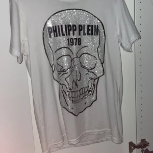 Philipp Plein tröja  - Riktigt fet Philipp Plein tröja. Köpt för 3000 kr. Liten fläck på vänster armen men inget som syns.  Mvh ITMcloset.