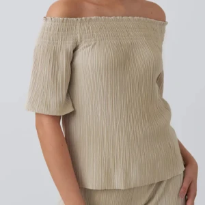 Gina Tricot Off shoulder tröja - Jättefin off shoulder tröja från Ginatricot, har nog bara använt den max 1 gång om inte helt oanvänd🤗🩷