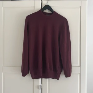 Vin röd stickad tröja  - Säljer denna as feta stickade tröjan, köpt för 550 kr på HM. 10/10 i skick. Mvh ITMcloset 
