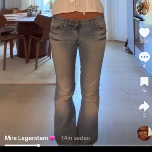 Lågmidjade bootcut jeans - Säljer galet snygga Lågmidjade bootcut jeans!! Dom är vintage och går inte att köpa längre💘 skriv för egna bilder! Först till kvarn 