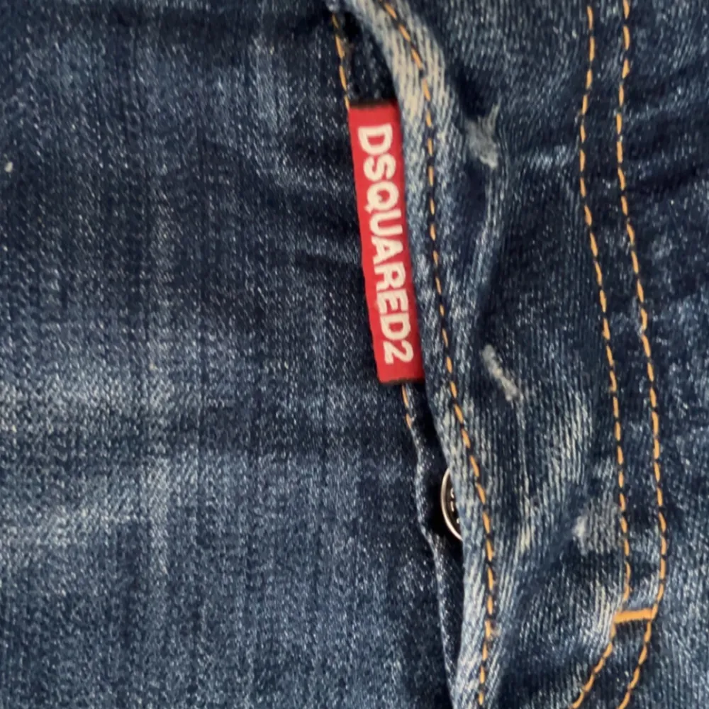 Äkta dsquared2 jeans kvitto finns från där jag köpte dom. Säljs för dom är för små för mig med annars är dom i bra skick skriv för mer info. Kan praktas.. Jeans & Byxor.