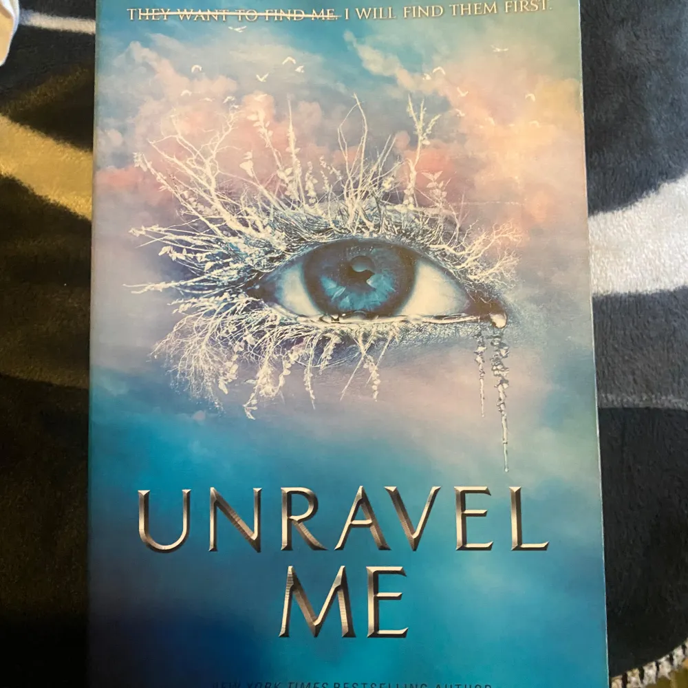 Del 2 i bokserien shatter me, köpte ett set så har nu en dublett av denna bok och därav säljer den🥰. Övrigt.