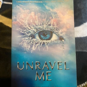 Unravel me - Del 2 i bokserien shatter me, köpte ett set så har nu en dublett av denna bok och därav säljer den🥰