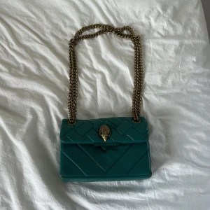 Kurt geiger väska  - Säljer min Kurt geiger väska som är synligt använd med några defekter därav priset  Dustbag och prislapp finns kvar Pris kan diskuteras 