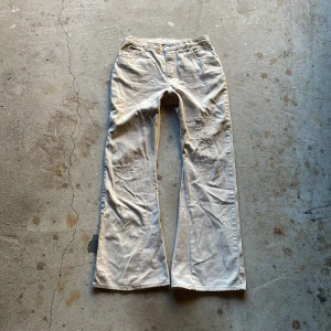 Flared distressed jeans - Flared, distressed och dyed jeans. Vintage skick utan flaws. Bootcut passform.