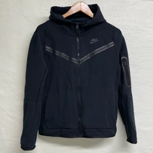 Nike Tech - Svart Nike tech tröja i storlek XL ungdom.
