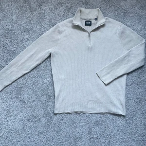 Half zip. - Stickad half zip av only&sons i beige och bra skick. Det står storlek L på tröjan men den är stolen S kanske lite mot M. Om ni har frågor är det bara att kontakta mig.