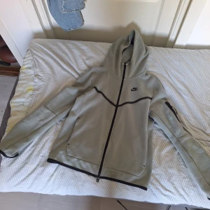 Nike tech  - Nästan helt ny har bara använt ett fåtal gånger 