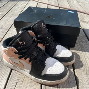  Jordans ( PRIS KAN DISKUTERAS ) - Jordans i storlek 40 men passar mig som har strl 38-39, bra skick men lite  creesade, färg, svart och rosa och har en repa man knappast lägger märket till så skriv privat för en tydlig bild på ( man ser den på bilden )