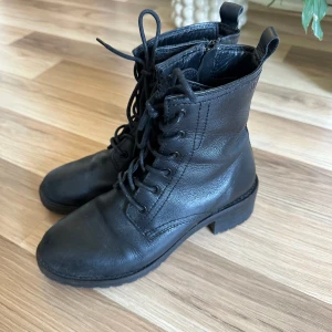 Kängor - Se sista bilden att ett snöre är sönder längst ut, går att byta ut såklart. Nypris 1200kr