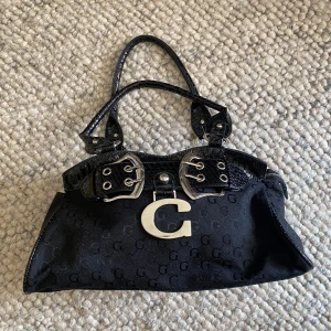 Svart handväska  - Med snygga silverdetaljer!’